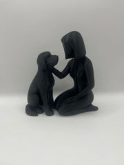 Beeldje Vrouw met Labradoodle – Modern Sculptuur in Zwart, Wit of Bruin | Decoratief Hondenbeeld voor Interieur